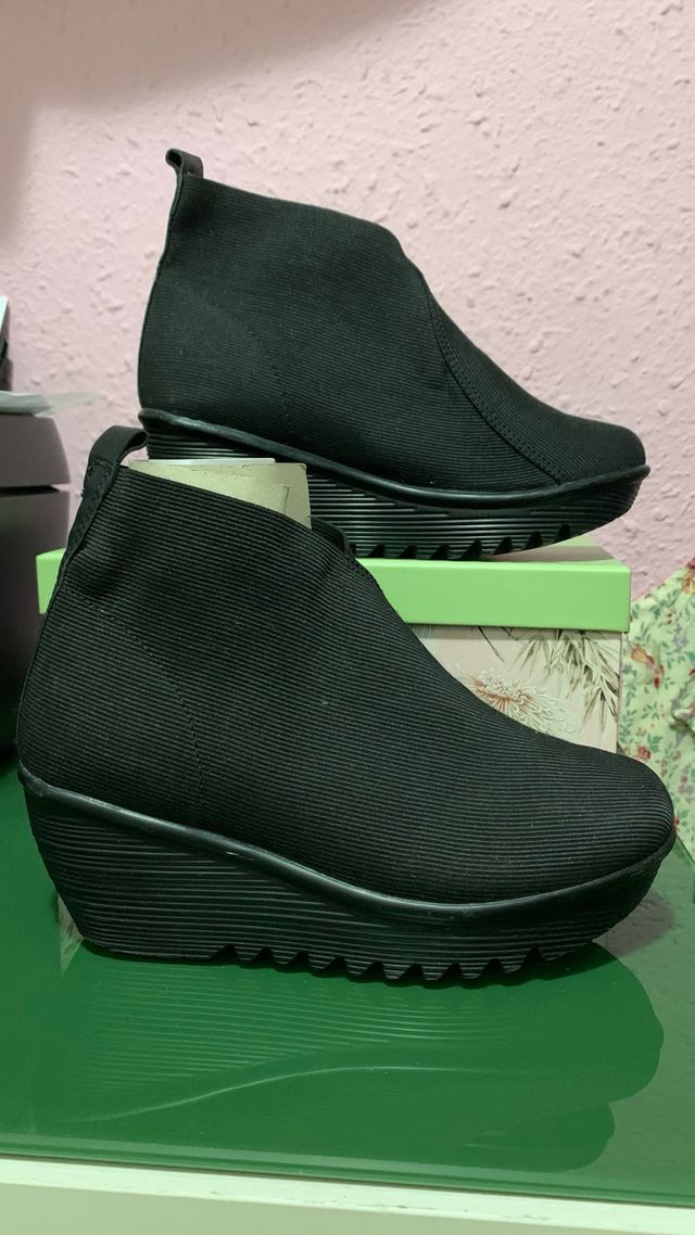 Botines negros de cuña para mujer