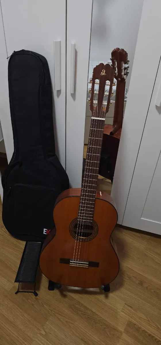Guitarra Admira Soleá nueva + funda y accesorios
