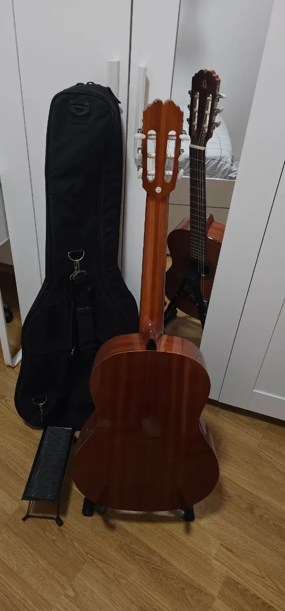 Guitarra Admira Soleá nueva + funda y accesorios