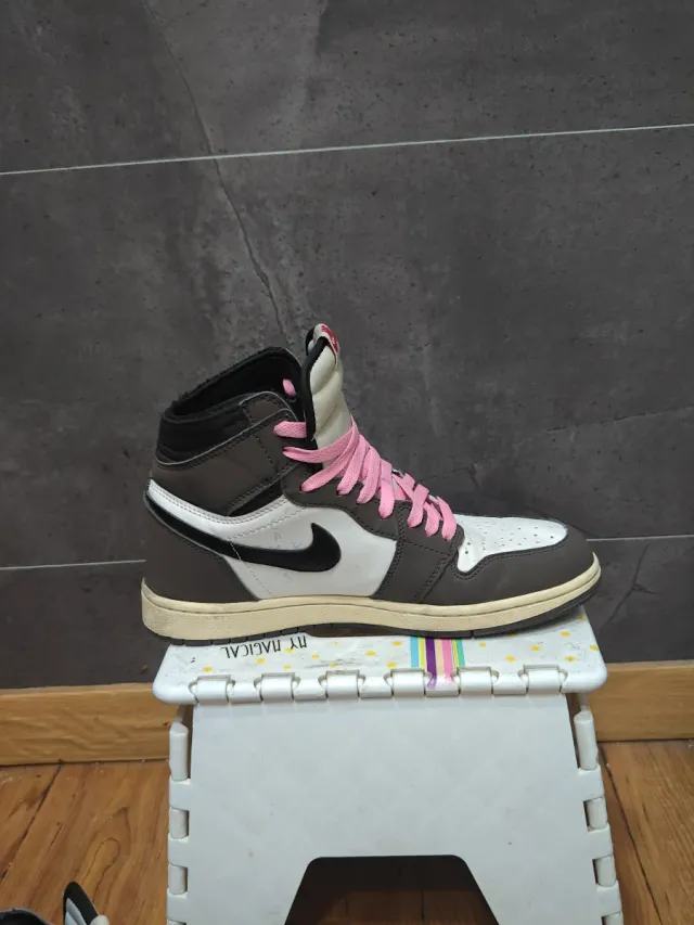 Jordan 1 Marrón, Rosa, Blanco