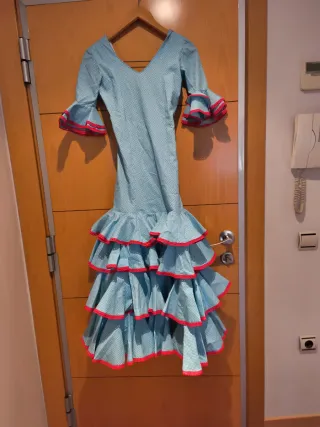 Traje de flamenca azul con volantes
