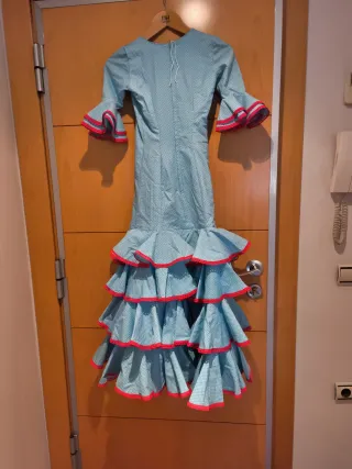Traje de flamenca azul con volantes