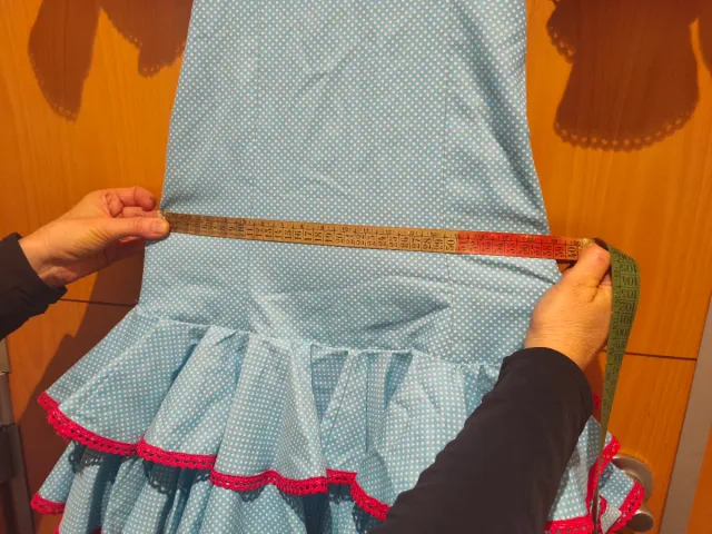 Traje de flamenca azul con volantes