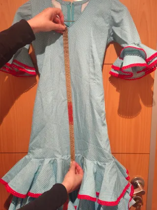 Traje de flamenca azul con volantes