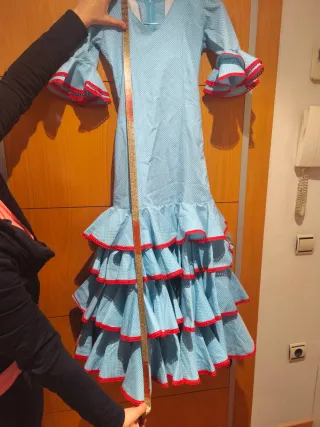 Traje de flamenca azul con volantes