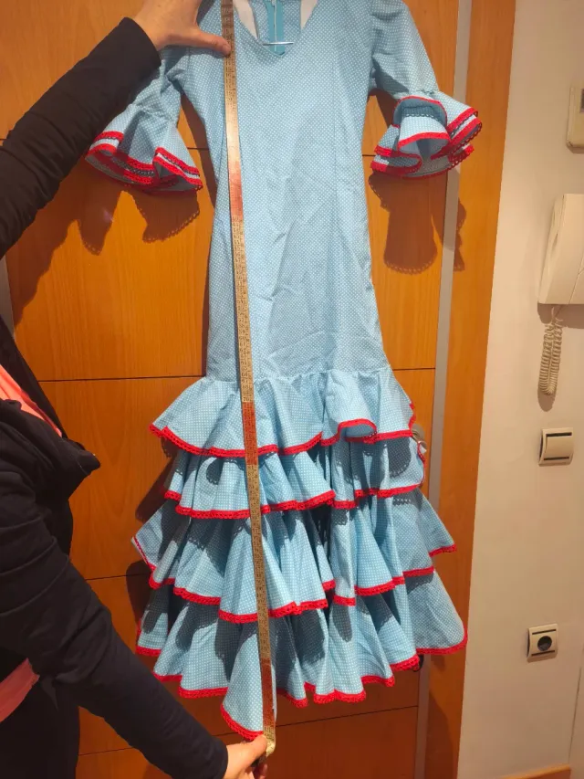 Traje de flamenca azul con volantes