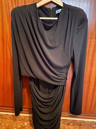 Vestido Zara negro drapeado talla S