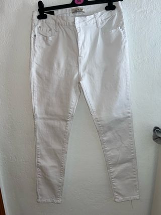 Vaqueros pitillo blancos
