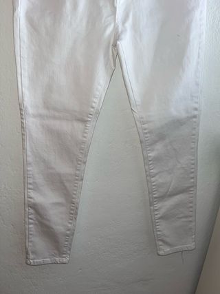 Vaqueros pitillo blancos