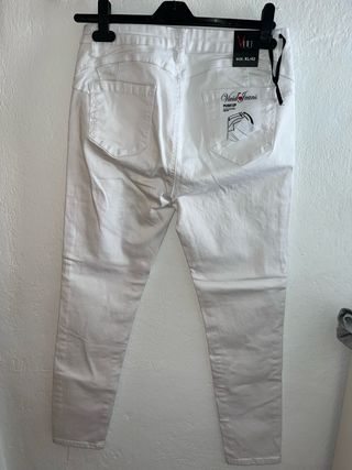 Vaqueros pitillo blancos