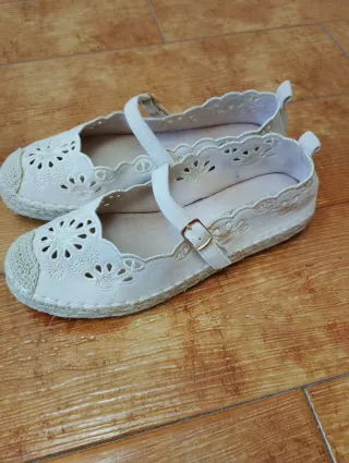 Manoletinas blancas bordadas talla 39