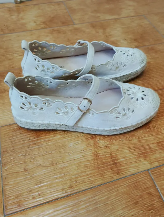 Manoletinas blancas bordadas talla 39