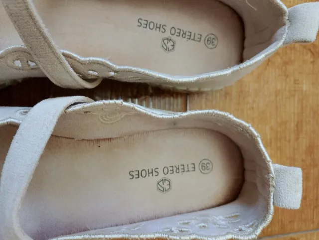 Manoletinas blancas bordadas talla 39