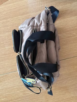 Bolso grande beige con detalles negros