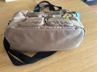 Bolso grande beige con detalles negros