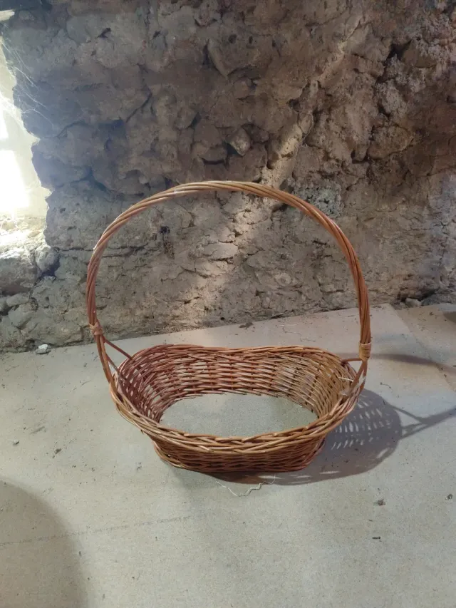 Cesta de mimbre con asa
