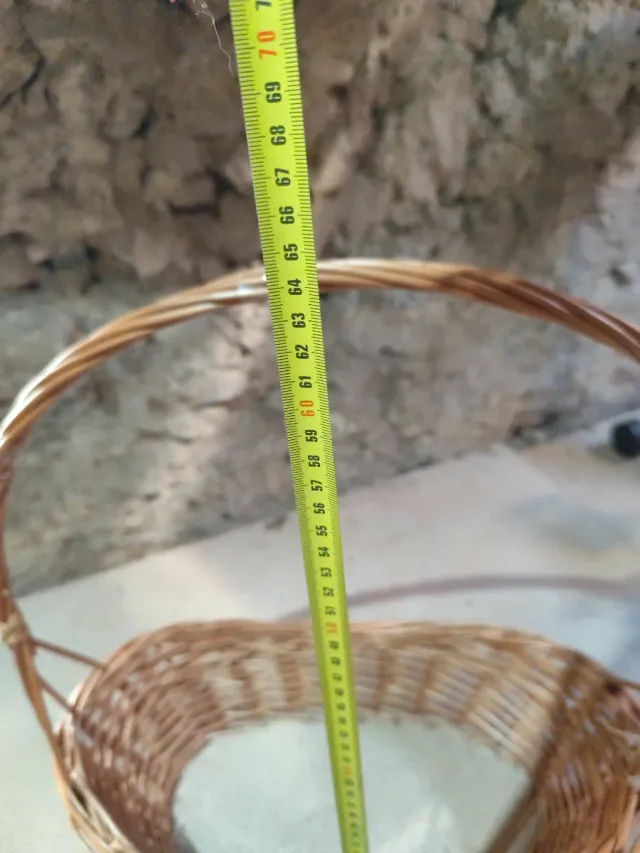 Cesta de mimbre con asa