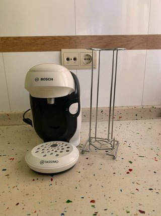 Cafetera Bosch Tassimo, con base guarda cápsulas