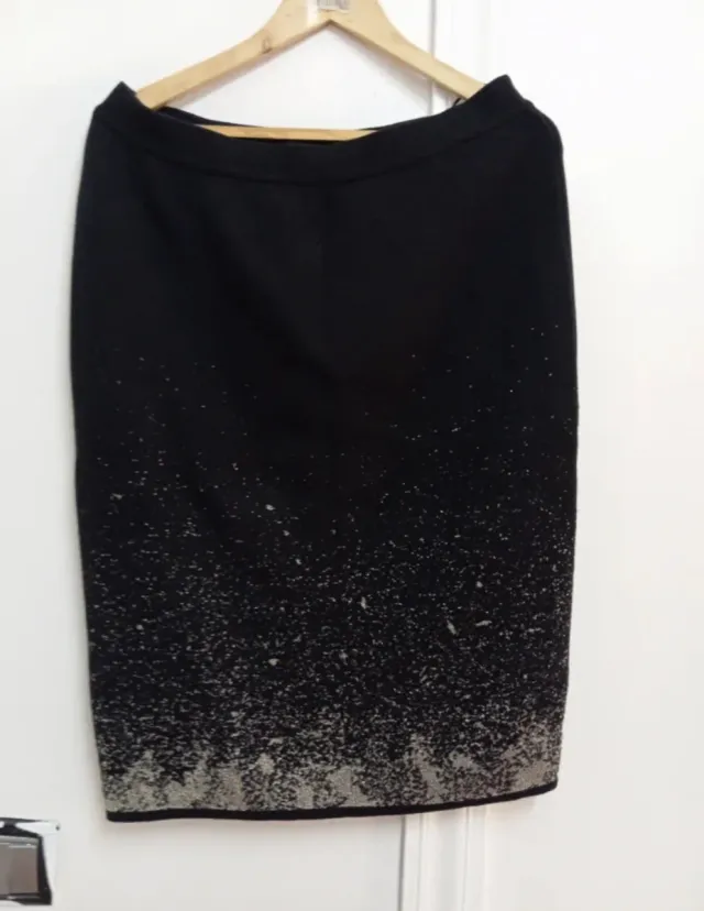 Falda de punto negra con detalles plateados