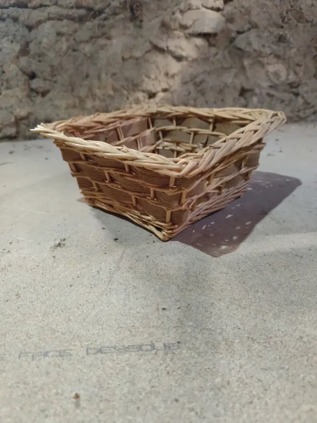 Cestita de mimbre cuadrada