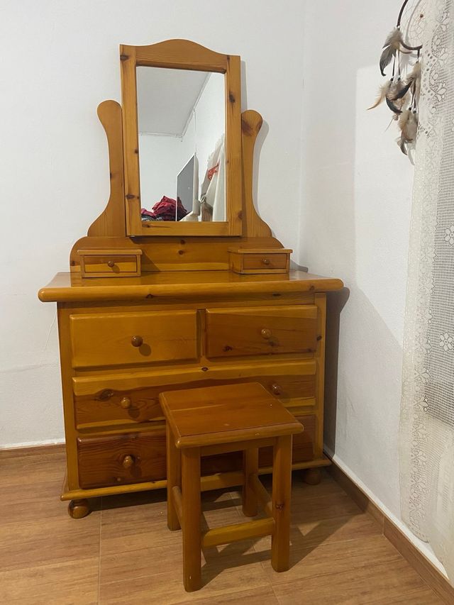 Tocador de madera con espejo y silla