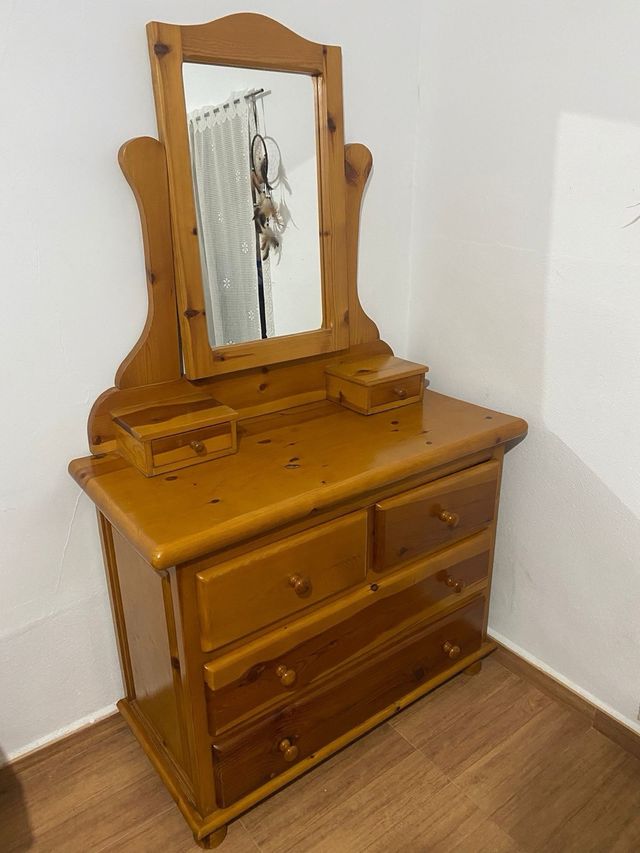 Tocador de madera con espejo y silla