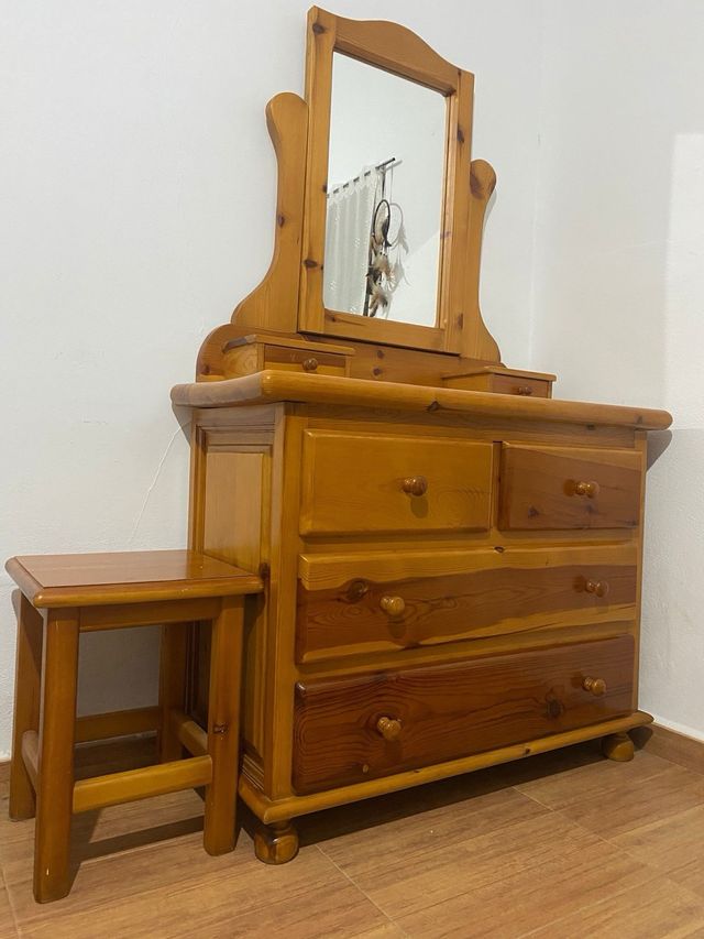 Tocador de madera con espejo y silla