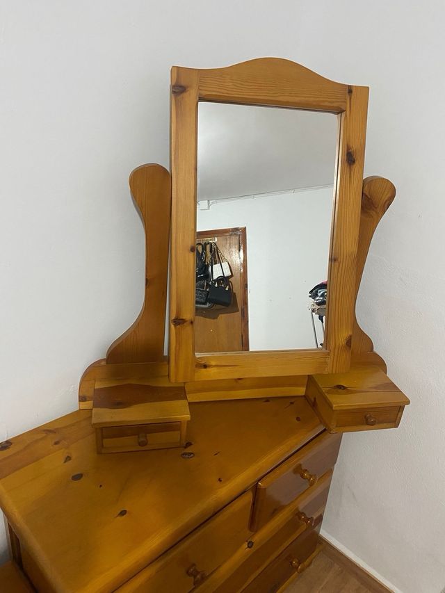 Tocador de madera con espejo y silla