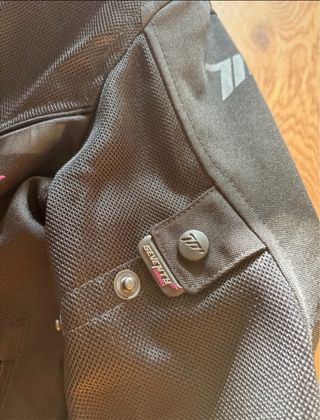 Chaqueta de moto negra y rosa