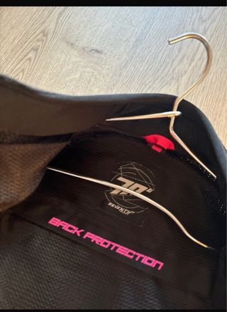 Chaqueta de moto negra y rosa