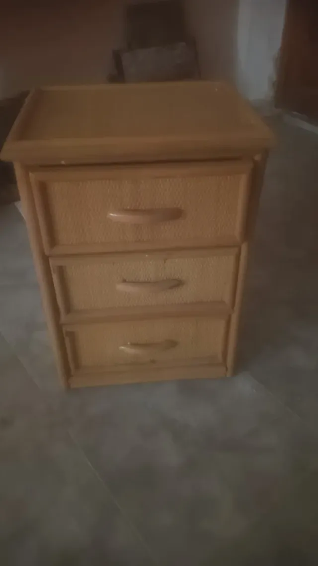 Mesita de noche de mimbre y madera