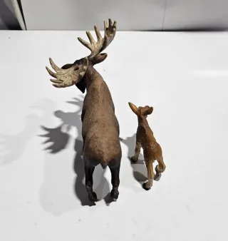 Alce Schleich y cría safari