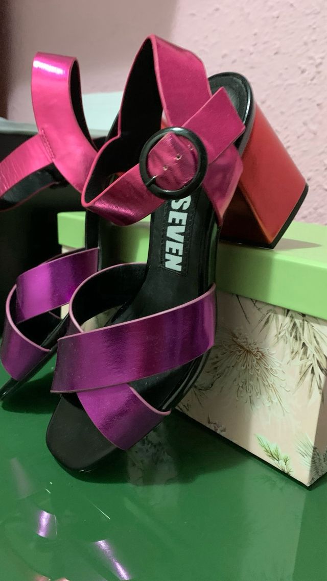 Sandalias tacón rosa y morado