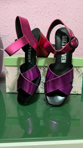Sandalias tacón rosa y morado
