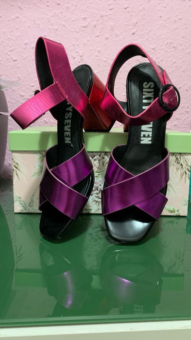 Sandalias tacón rosa y morado