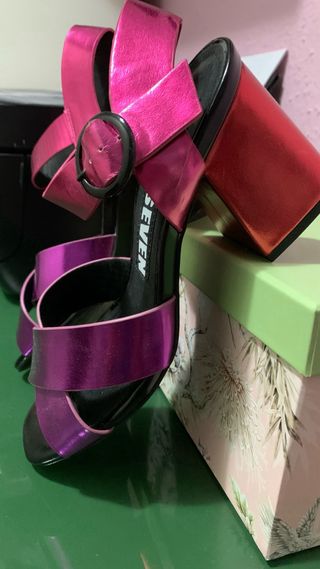 Sandalias tacón rosa y morado