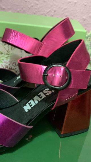 Sandalias tacón rosa y morado