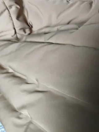 Cazadora de plumas beige con capucha