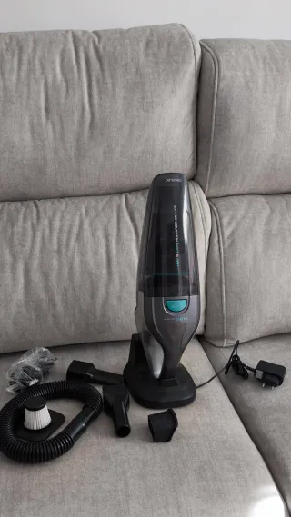 Aspiradora de mano con accesorios