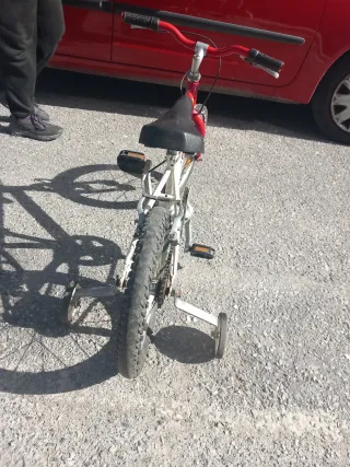 Bicicleta infantil con ruedines
