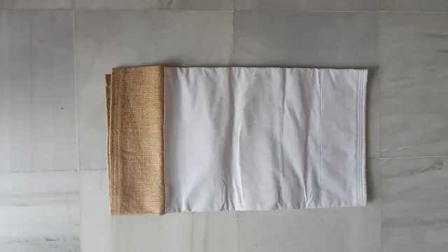 Costal Blanco y arpillera.