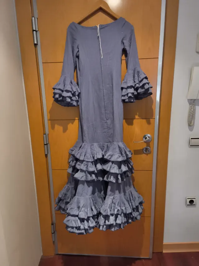 Traje de flamenca azul grisáceo con volantes