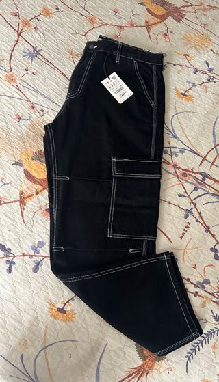 Pantalón vaquero negro con pespuntes blancos