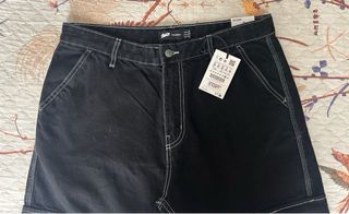 Pantalón vaquero negro con pespuntes blancos