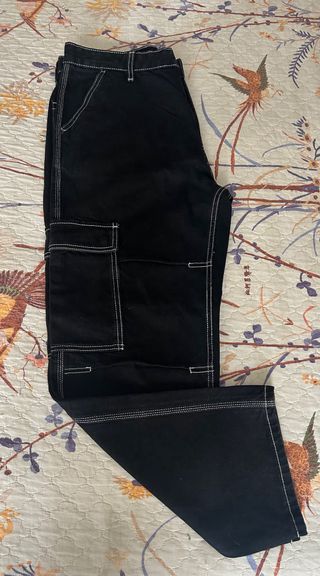 Pantalón vaquero negro con pespuntes blancos