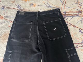 Pantalón vaquero negro con pespuntes blancos