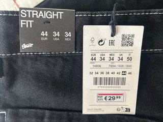 Pantalón vaquero negro con pespuntes blancos