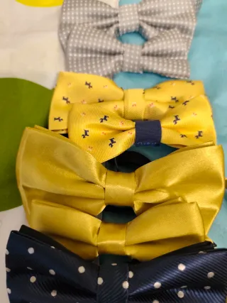 Pajarita azul con lunares multicolor