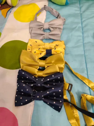 Pajarita azul con lunares multicolor