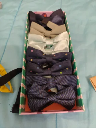 Pajarita azul con lunares multicolor